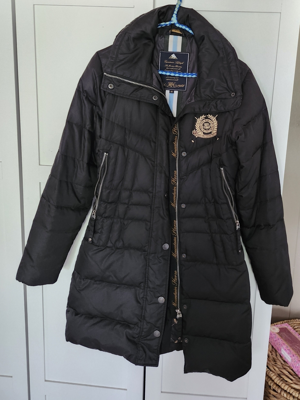 The mountain Quilted Long Puffer Coat with Crest - Alpine Design XS